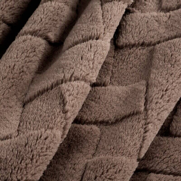 Flano deka 170x210 ukrašena reljefnim uzorkom CARO