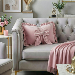 Baršunasti jastuk s punjenjem u obliku mašne 55x35 cm, obrubljen volanima,