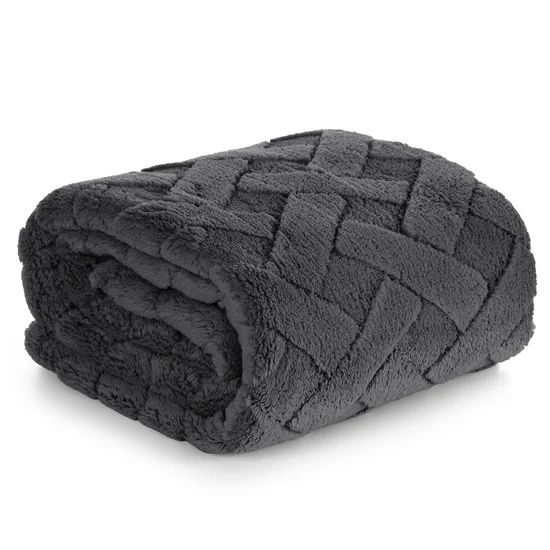 Flano deka 70x160 ukrašena reljefnim uzorkom CARO