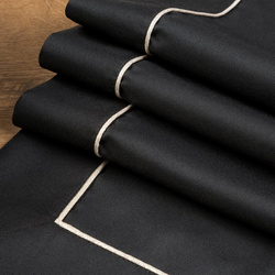 Stolnjak, salveta 85x85 ukrašen trakom i nježnim srebrnim obrubom u elegantnom pakiranju