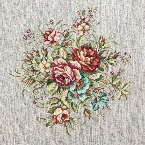 Stolnjak izrađen od debljeg goblena sa ženil koncem sa motivom cvijeća 100x100