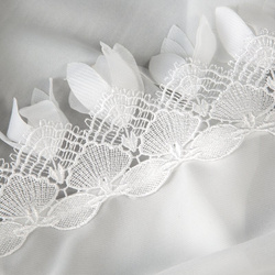 Bijela šifonska zavjesa ukrašena aplikacijom, uključena s uzicama, 400x160 cm - LORETA