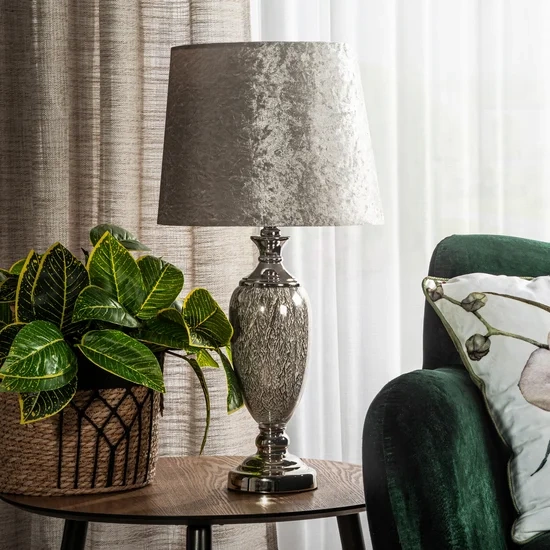 Srebrna stolna lampa na staklenoj bazi sa sjajnim baršunastim abažurom 27x25x64 cm ROSA 01 