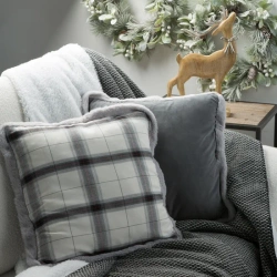 Karirana božićna jastučnica sa stranama obrubljenim krznom 45x45