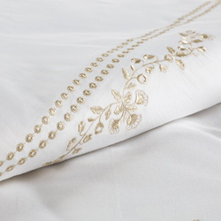 Ekskluzivna posteljina od egipatskog pamučnog makosatena ukrašena suptilnim vezom 220x200 cm, kolekcija REINA