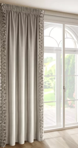 Ekskluzivna baršunasta zavjesa ukrašena 3D aplikacijom ruže 140x270 cm traka - ROSES Eva Minge