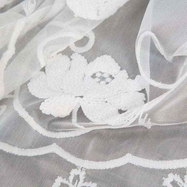 Kratka bijela zavjesa od fine mreže ukrašena suptilnim vezom, 350x70 cm - LETI