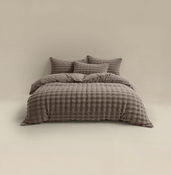 Lijepa i topla posteljina 140x220, pomponi od umjetnog krzna 