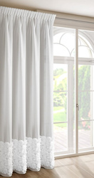 Bijela šifonska zavjesa ukrašena 3D aplikacijom ruže, 140x270 cm, traka - Roses 7- Eva Minge