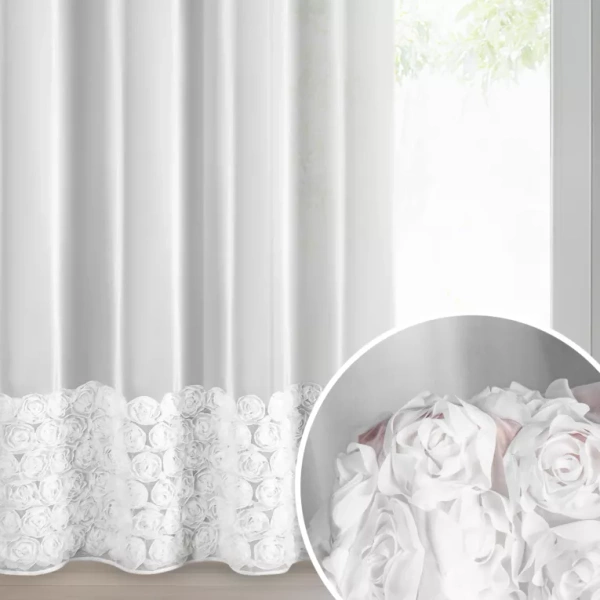 Bijela mrežasta zavjesa ukrašena 3D aplikacijom ruže, 140x250 cm - ROSES3 - Eva Minge