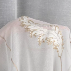 Krem zavjesa od mat gaze ukrašena vezom s dodatkom zlatnog konca, traka 140x270 cm - AURELIA