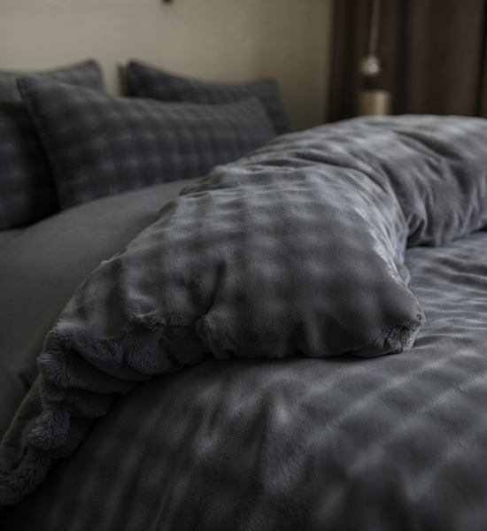 Lijepa i topla posteljina 140x220, pomponi od umjetnog krzna 