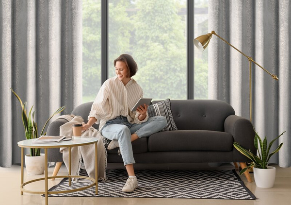 Baršunasta zavjesa ukrašena sjajnim printom, 135x250 cm, zlatne rupice - BETHY