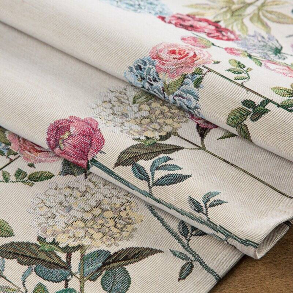 Goblen stolnjak ukrašen tkanim cvjetnim motivom 100x100