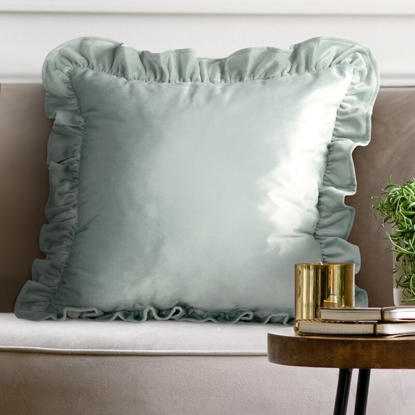 Baršunasta jastučnica 45x45 cm, ukrašena volanima na rubovima Brenda