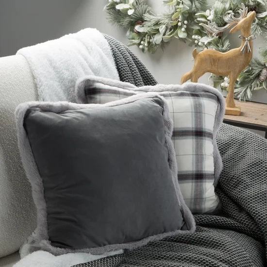 Božićna jastučnica sa stranama obrubljenim krznom 45x45