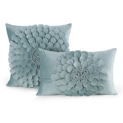 Baršunasta jastučnica dimenzija 45x45 cm ukrašena trodimenzionalnim cvjetnim motivom FLORES 2