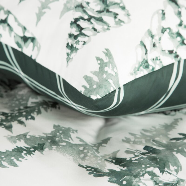 Božićni set posteljine 160x200 cm od pamučnog satena, bijela, tamnozelena, ukrašen zimskim printom, božićna drvca ZIMA