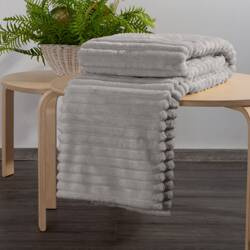 Flano deka 220x200 ukrašena reljefnim uzorkom s 3D efektom SOFT