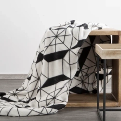 Deka s geometrijskim printom 150x200 Geo1