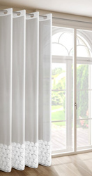 Bijela mrežasta zavjesa ukrašena 3D aplikacijom ruže, 140x250 cm - ROSES3 - Eva Minge