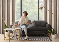 Baršunasta zavjesa ukrašena sjajnim printom, 135x250 cm, zlatne rupice - BETHY