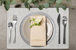 Set od 4 klasične bijele podloške za stolnjake sa sjajnim srebrnim uzorkom mramora, 30x40 Suzana