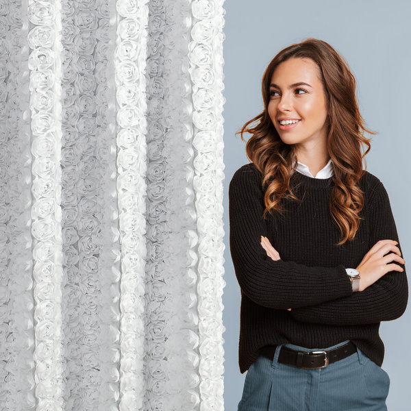 Bijela šifonska zavjesa ukrašena 3D ružama 140x270 cm traka - ROSES 6 Eva Minge