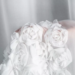 Bijela šifonska zavjesa ukrašena 3D aplikacijom ruže, 350x250 cm, s ušicama - ROSES - Eva Minge