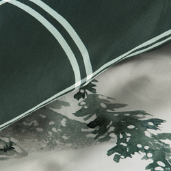 Božićni set posteljine 160x200 cm od pamučnog satena, bijela, tamnozelena, ukrašen zimskim printom, božićna drvca ZIMA