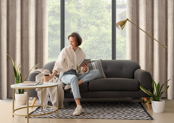 Baršunasta zavjesa ukrašena sjajnim printom, 135x250 cm, zlatne rupice - BETHY