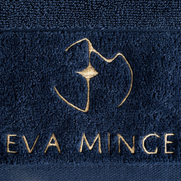 EVA MINGE GAJA ručnik 70x140 od pamučnog frotira s baršunastim rubom i vezom s logom kolekcije, 550 g/m2