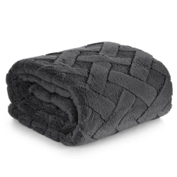 Flano deka 70x160 ukrašena reljefnim uzorkom CARO