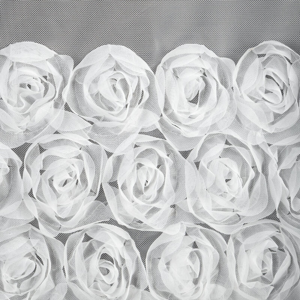 Kratka bijela mrežasta zavjesa ukrašena 3D lukom od ruže, 400x160 cm, traka - ROSES4 - Eva Minge