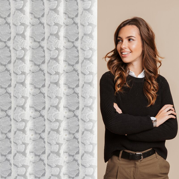 Bijela mrežasta zavjesa ukrašena cvijećem i malim 3D perlicama, 140x250 cm- JASMIN Eva Minge