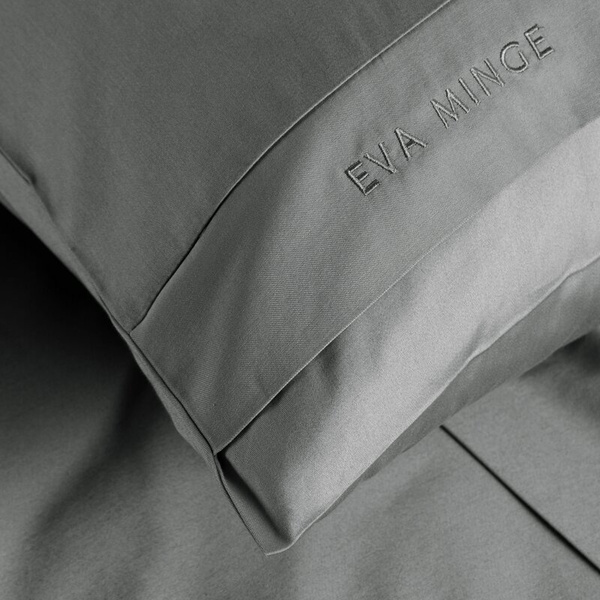 Ekskluzivna pamučna posteljina dimenzija 220x200 cm, makosatin s ukrasnim rubovima i vezom, kolekcija MINGE ELEGANTE