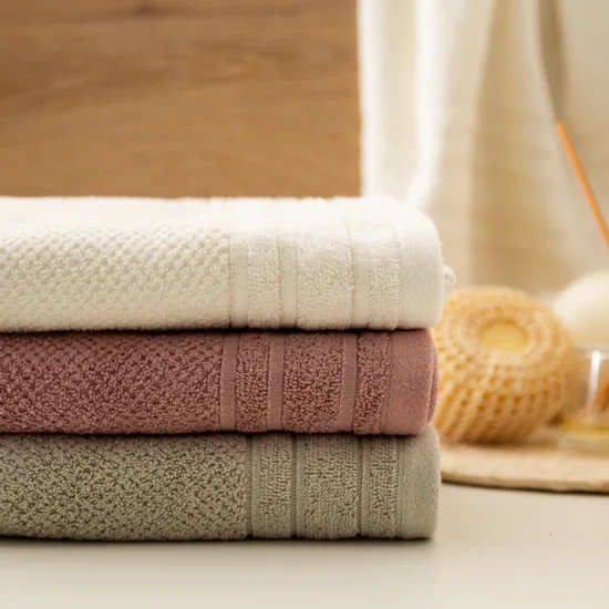 Ručnik s rubom od velura i sjajnim koncem 50x90 bez siva boja gramaže 500 g/m2 Glory 3