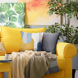 Baršunasta jastučnica 45x45 ukrašena geometrijskim uzorkom i ukrasnim rubom VELVET