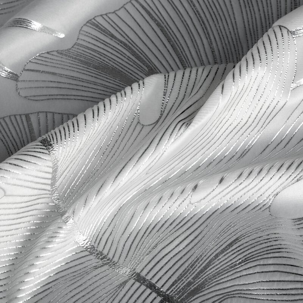 Bijelo-srebrna baršunasta zavjesa ukrašena sjajnim egzotičnim motivom lišća, 140x250 cm - ZARIA