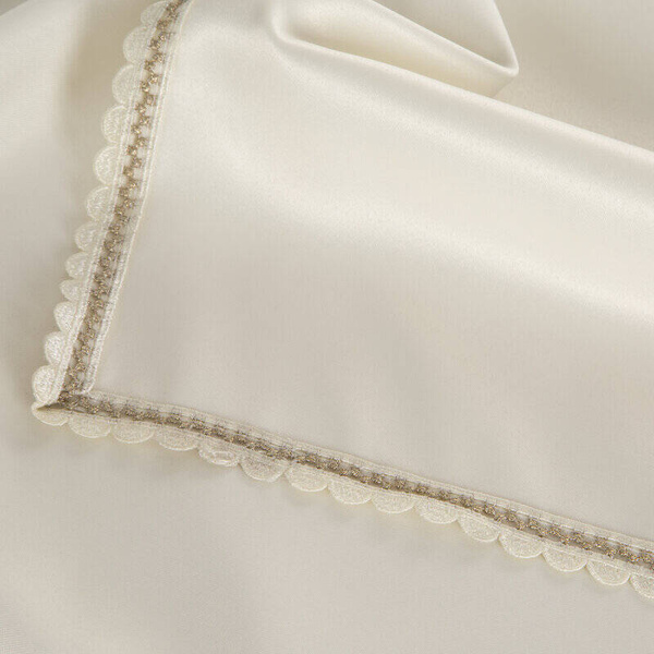 Stolnjak 140x220 s ukrasom izvezenim u boji šampanjca Lace