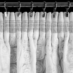 Bijela mrežasta zavjesa ukrašena 3D ružama 140x270 cm- ROSES1 Eva Minge