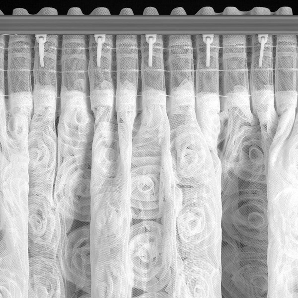 Bijela mrežasta zavjesa ukrašena 3D ružama 140x270 cm- ROSES1 Eva Minge