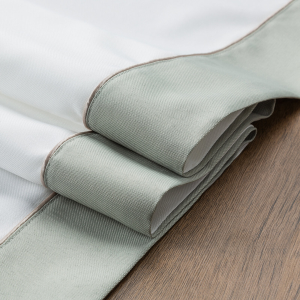 Prirodni stolnjak s ukrasnim volanom maslinaste boje i bež obrubom 85x85 Sylvia