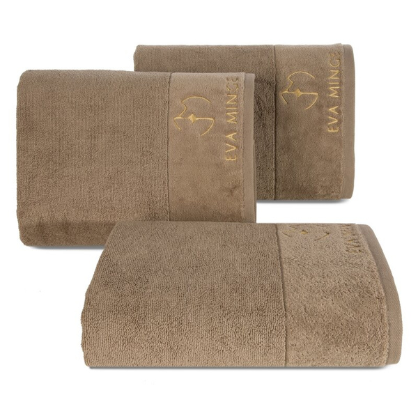 EVA MINGE GAJA ručnik 70x140 od pamučnog frotira s baršunastim rubom i vezom s logom kolekcije, 550 g/m2