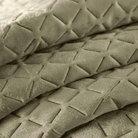 Baršunasti prekrivač 170x210 prošiven u geometrijskom uzorku metodom vrućeg prešanja Dimon