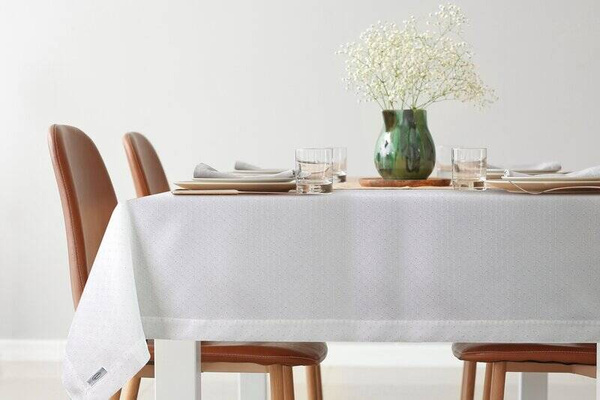 Stolnjak 145x280 ukrašen srebrnim sjajnim koncem i elegantnom trakom Ellen