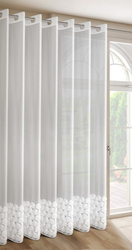 Bijela mrežasta zavjesa ukrašena 3D aplikacijom ruže, 350x250 cm - ROSES3 - Eva Minge