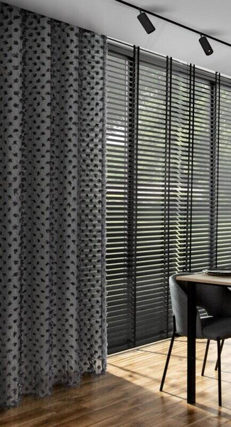 EVA MINGE gotova zavjesa 135x250 od šifonske tkanine ukrašena pomponima s dodatkom sjajnog konca AURELIA 