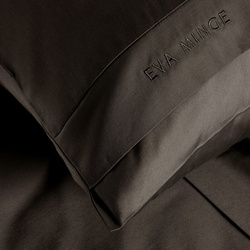 Ekskluzivna pamučna posteljina dimenzija 160x200 cm, makosatin s ukrasnim rubovima i vezom, kolekcija MINGE ELEGANTE