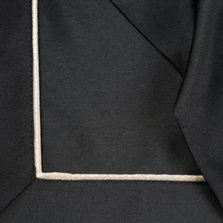 Stolnjak, salveta 85x85 ukrašen trakom i nježnim srebrnim obrubom u elegantnom pakiranju